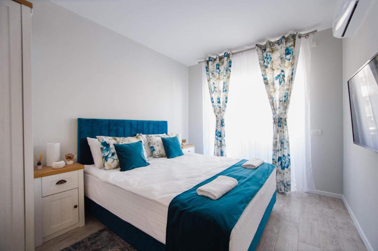 Retreat To A Stylish Home At West Residence 拉迪亚 外观 照片