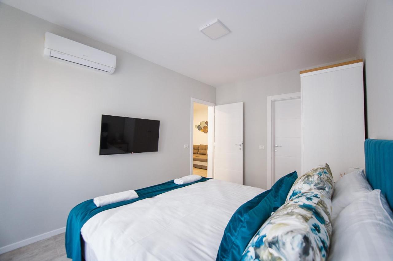 Retreat To A Stylish Home At West Residence 拉迪亚 外观 照片