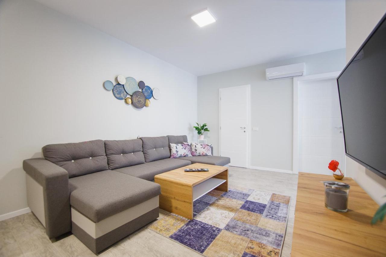 Retreat To A Stylish Home At West Residence 拉迪亚 外观 照片